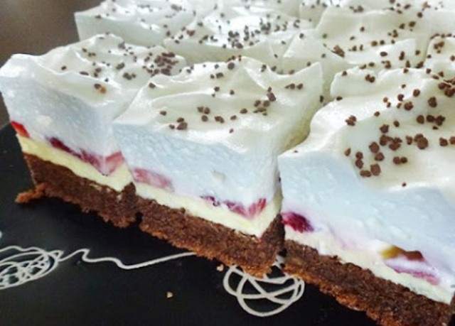 Schokoladenkuchen mit Erdbeeren, Vanillecreme und Schlagsahne – 1k Rezepte