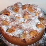 Gestreuter Tassenkuchen mit Äpfeln