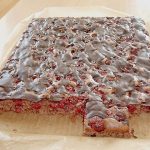 Mohnkuchen ohne Boden mit Paradiescreme und Haselnusskrokant