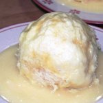 Windbeutel aus Brandteig mit Vanillecreme und Karamell-Sahne gefüllt