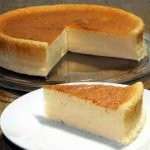 Erdbeerknödel mit Quarkteig, mit saurer Sahne serviert