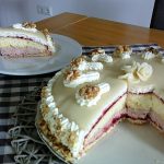 Super schneller Mohnkuchen ohne Boden mit Paradiescreme und Haselnusskrokant