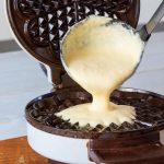 Bienenstich mit Pudding und Sahne