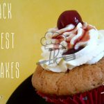 Beeren-Cupcakes mit Creme-Haube