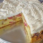 Kokos-Schmandkuchen mit frischen Erdbeeren