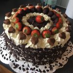 Philadelphiatorte mit weißer Schokolade und Himbeeren