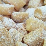 SCHOKOLADENGUGELHUPF MIT KÄSEWIRBEL