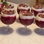 ÜBERBACKENE KARTOFFELHÄLFTEN MIT KNOBLAUCH, SAHNE UND KÄSE